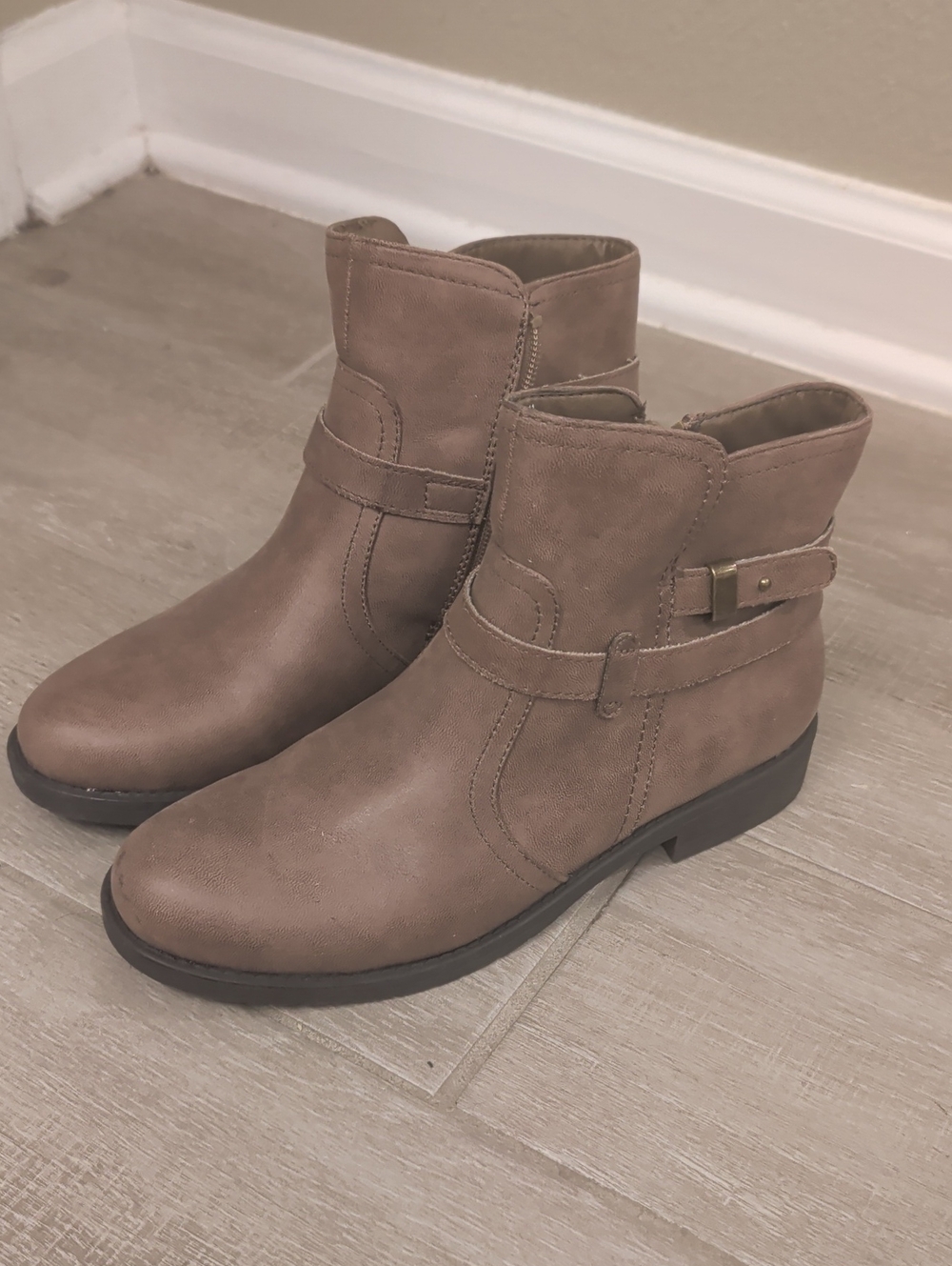 Yuu Women's Taupe Ankle Boots - Classic Casual Bootie